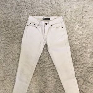 White Levi’s jeans / jeggings sz 24-25